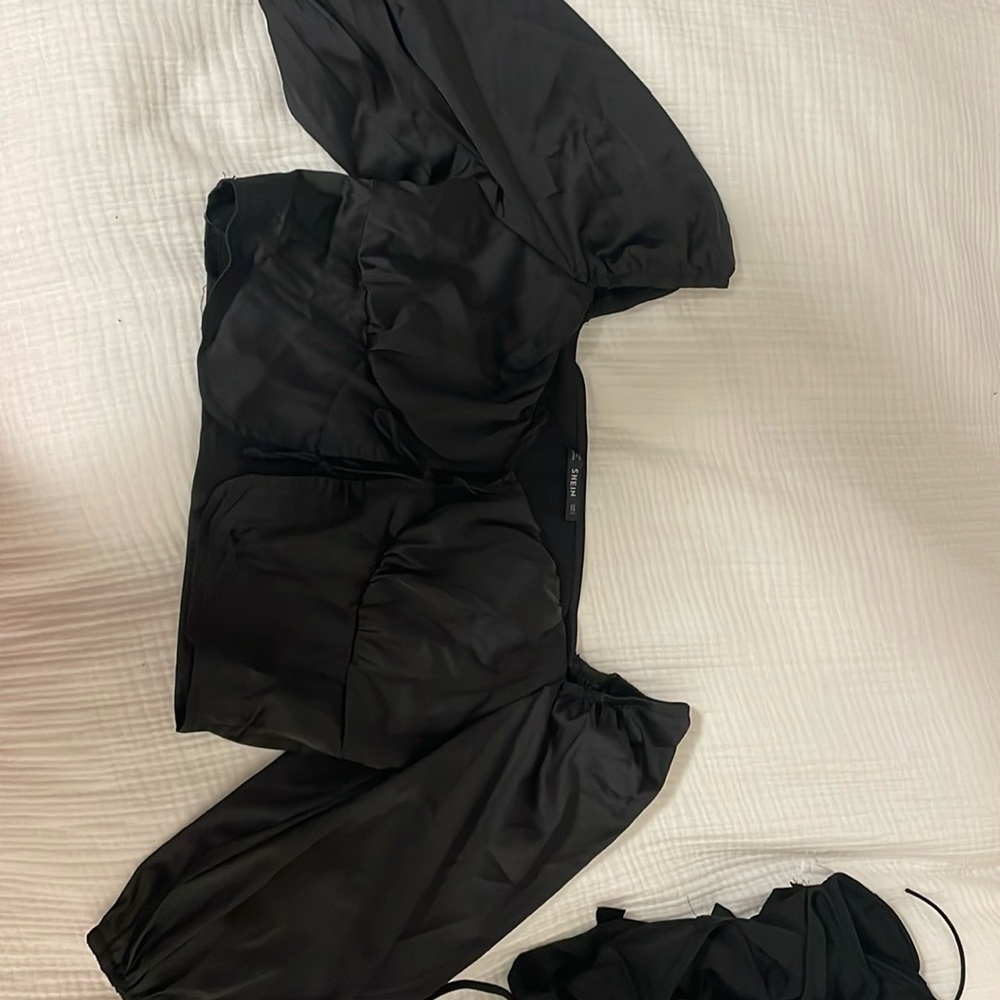 Puffy sleeve black crop top